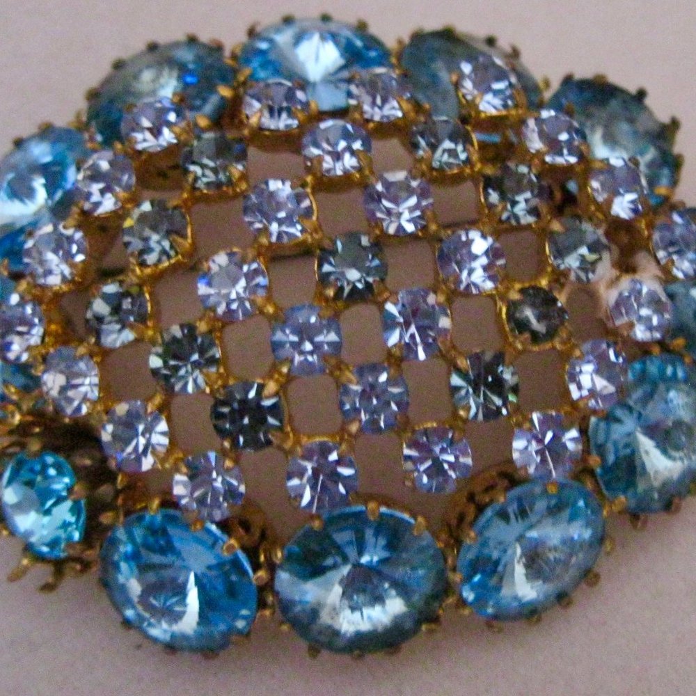 "MADE IN AUSTRIA ELEGANT VINTAGE BROOCH W/2 SHADES OF BLUE STONES"